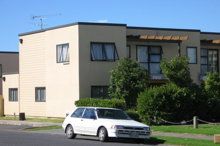 Photo of property in 4/15 Harbour View Road, Te Atatu Peninsula, Auckland, 0610
