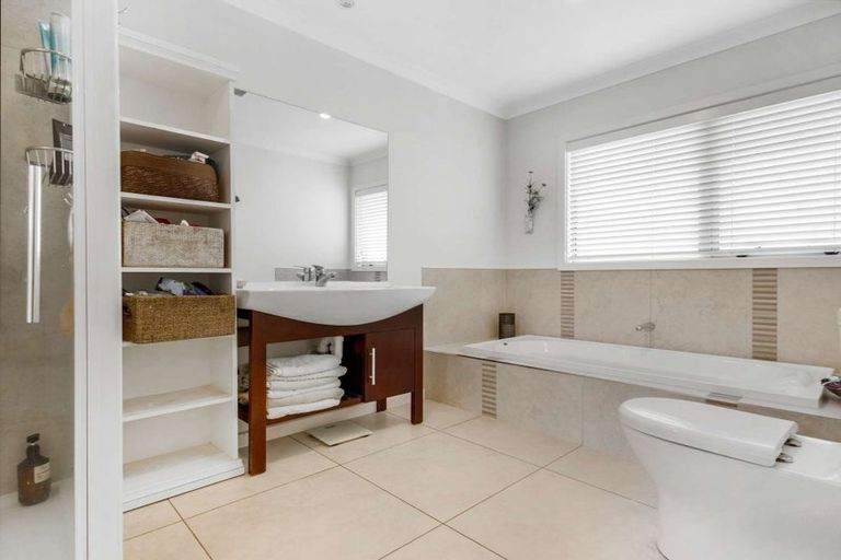 Photo of property in 10 Gregory Grove, Clive, 4102