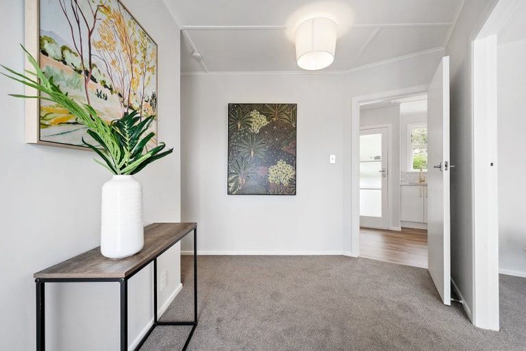 Photo of property in 5 Omega Street, Newlands, Wellington, 6037