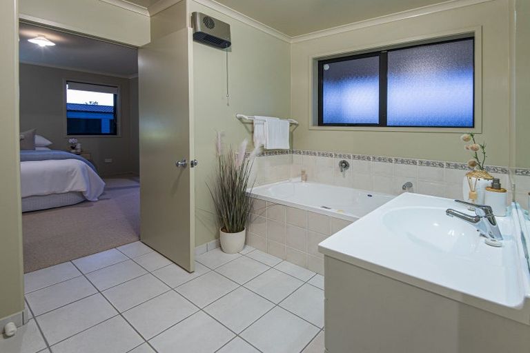 Photo of property in 209a One Tree Point Road, One Tree Point, 0118