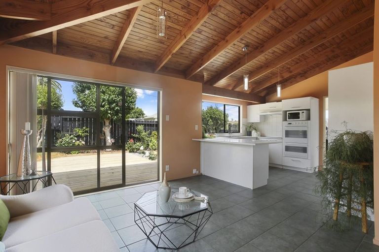 Photo of property in 2/23 Beatrice Avenue, Hillcrest, Auckland, 0627