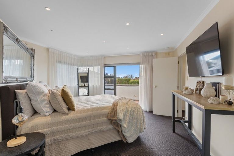 Photo of property in 22 Kinross Drive, Merrilands, New Plymouth, 4312