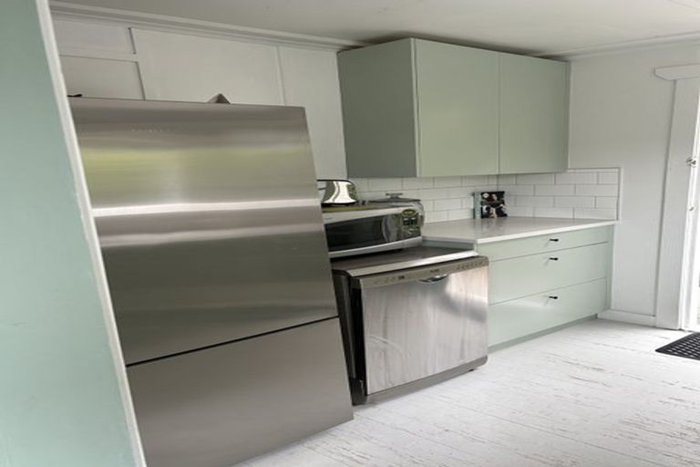 Photo of property in 42 Rayner Road, Piha, 0772