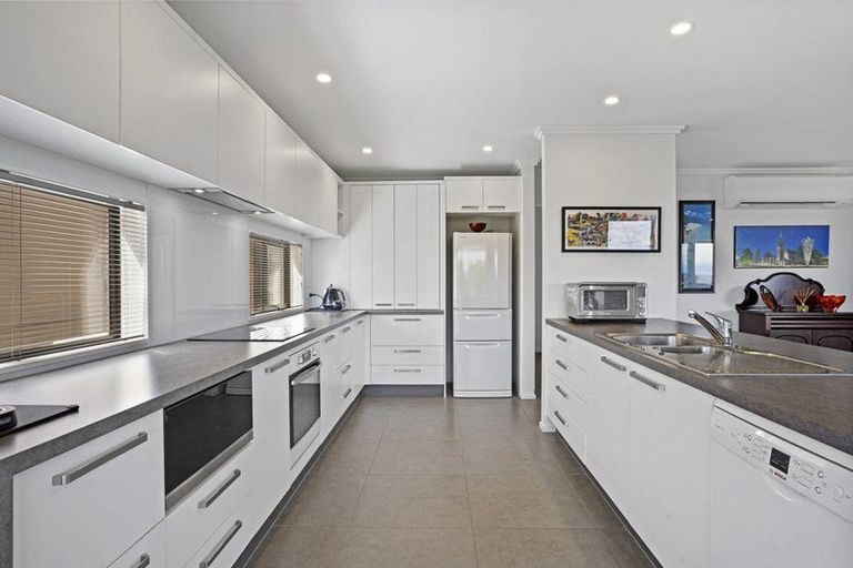 Photo of property in 11 Hilltop Lane, Mount Pleasant, Christchurch, 8081