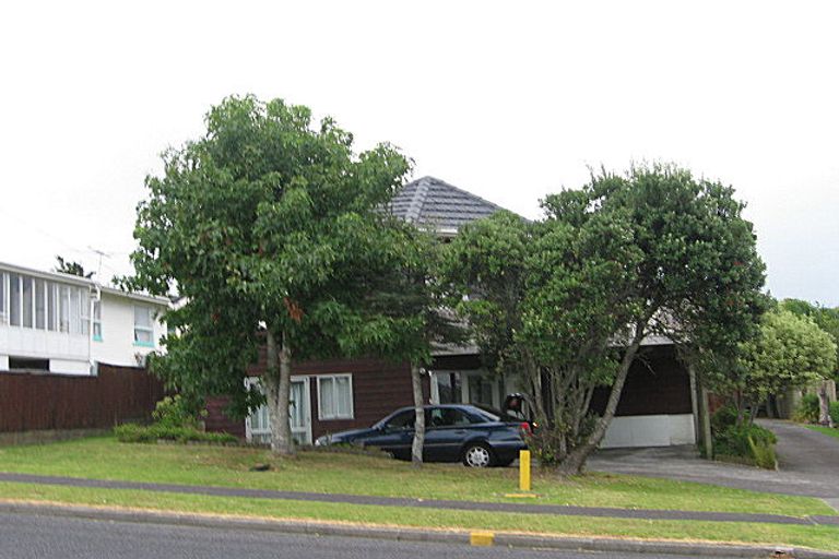 Photo of property in 2/8 Beatrice Avenue, Hillcrest, Auckland, 0627
