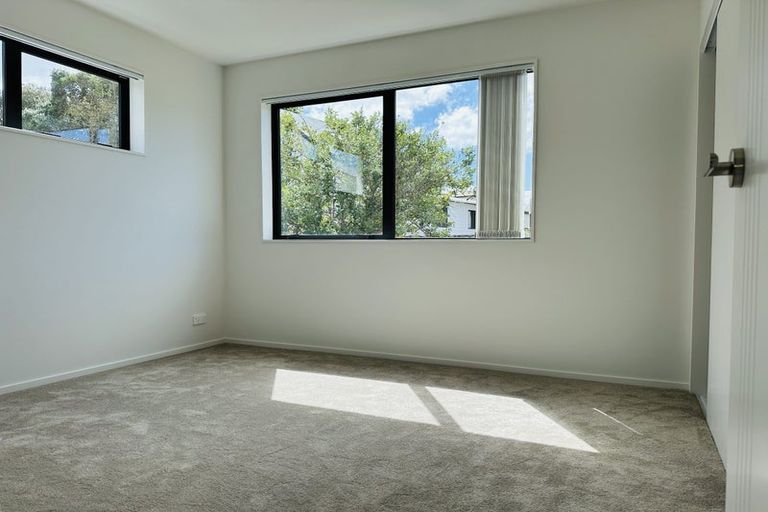 Photo of property in 23c Crystal Avenue, Glendene, Auckland, 0602