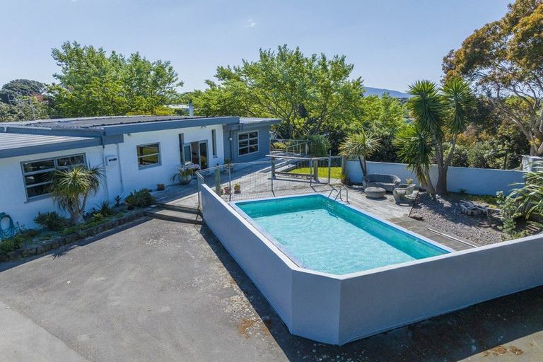 Photo of property in 48 Tiromoana Road, Raumati South, Paraparaumu, 5032