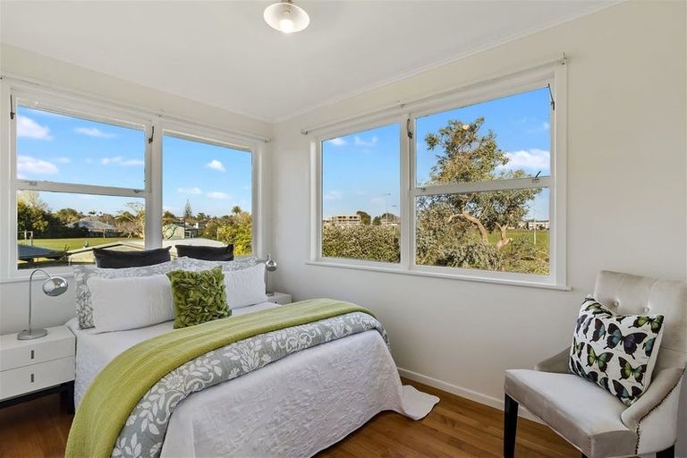 Photo of property in 32 Kirrie Avenue, Te Atatu South, Auckland, 0610