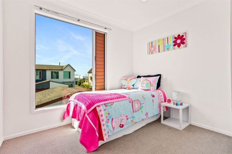 Photo of property in 9l Clearwater Cove, West Harbour, Auckland, 0618
