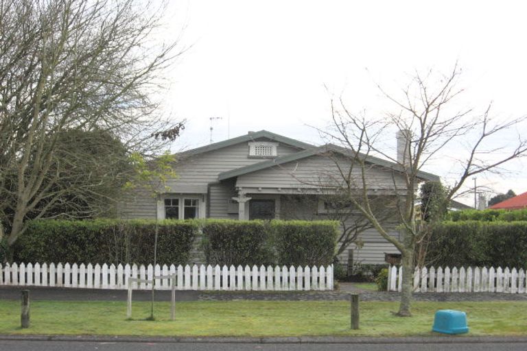 Photo of property in 17 Oxford Street, Fairfield, Hamilton, 3214