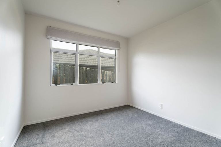 Photo of property in 6b Warrington Grove, Newlands, Wellington, 6037