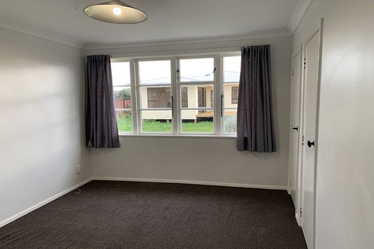 Photo of property in 15 Queenwood Road, Levin, 5510