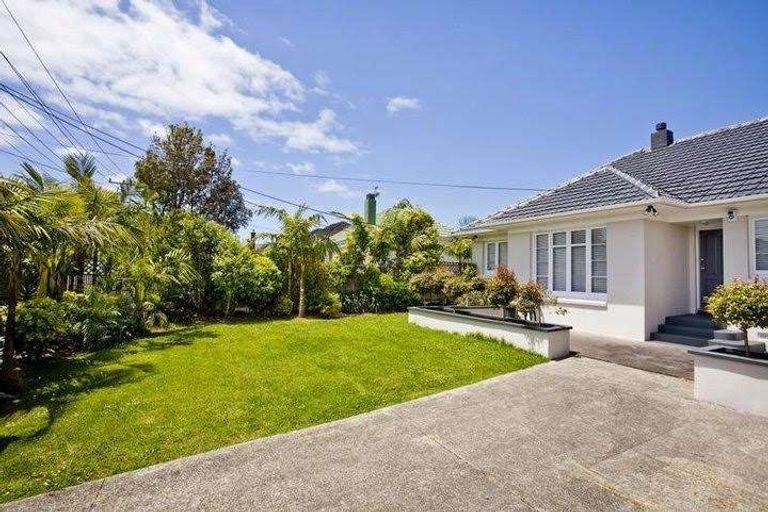Photo of property in 60 Eversleigh Road, Belmont, Auckland, 0622