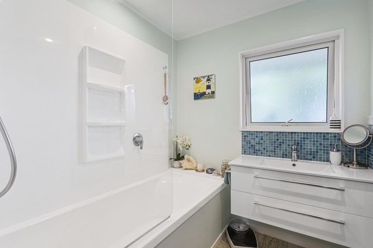 Photo of property in 4 Robert Grove, Paraparaumu, 5032