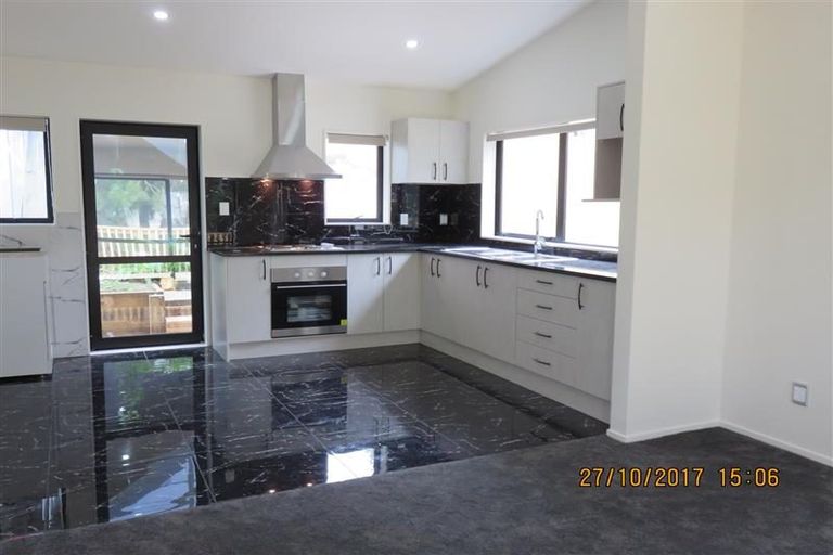 Photo of property in 5 Fernhaven Place, Massey, Auckland, 0614