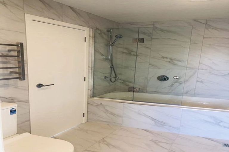 Photo of property in 14 Ingham Court, Fairview Heights, Auckland, 0632