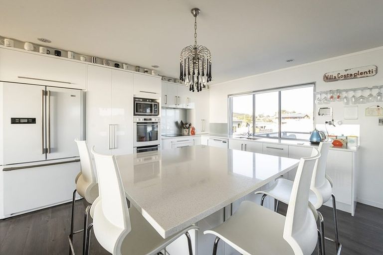 Photo of property in 28 Hall Road, Pataua North, Whangarei, 0175