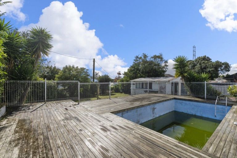 Photo of property in 6 Grainger Road, Te Atatu South, Auckland, 0610