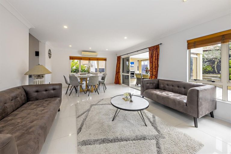 Photo of property in 14 Brooke Ridge Rise, East Tamaki Heights, Auckland, 2016