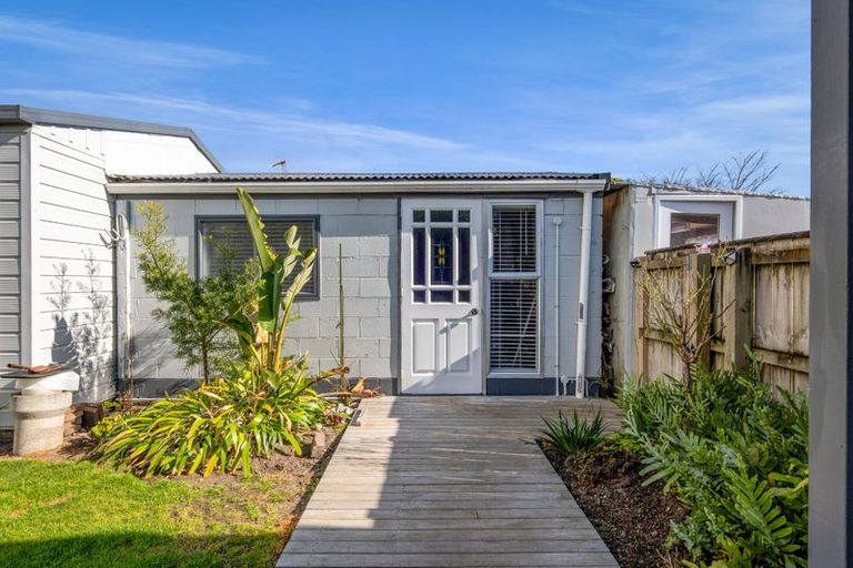 Photo of property in 40 Queens Road, Glen Avon, New Plymouth, 4312