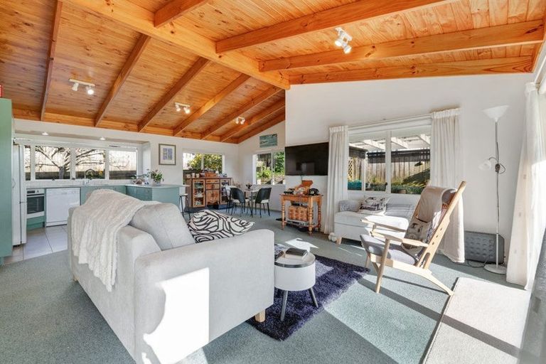 Photo of property in 72 Cabeleigh Drive, Helensville, 0800