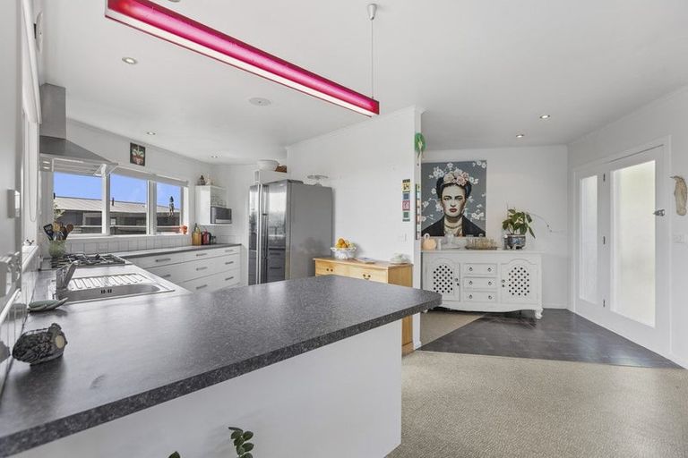 Photo of property in 8 Blenheim Place, Vogeltown, New Plymouth, 4310