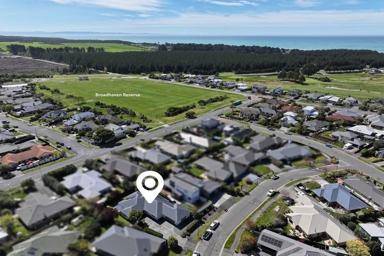 Photo of property in 10 Linkwater Way, Parklands, Christchurch, 8083