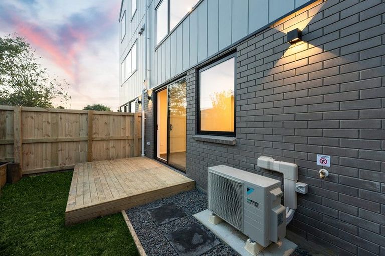 Photo of property in 4202d Great North Road, Glendene, Auckland, 0602