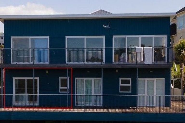 Photo of property in 41a Tamworth Crescent, Newlands, Wellington, 6037