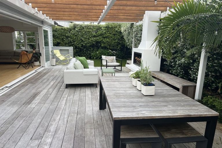 Photo of property in 2/192 Queen Street, Northcote Point, Auckland, 0627