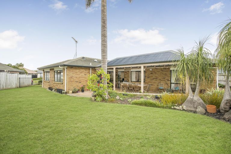 Photo of property in 70 Lothian Brae, Wattle Downs, Auckland, 2103