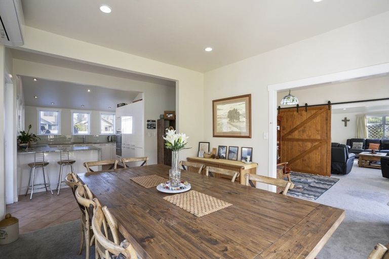 Photo of property in 1 Kawaroa Close, New Plymouth, 4310