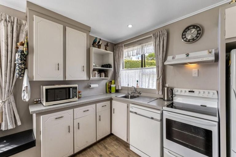 Photo of property in 16 Tomkins Street, Green Island, Dunedin, 9018