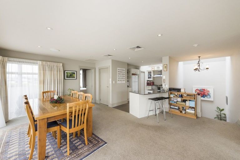 Photo of property in 8 Fairway Grove, Hokowhitu, Palmerston North, 4410