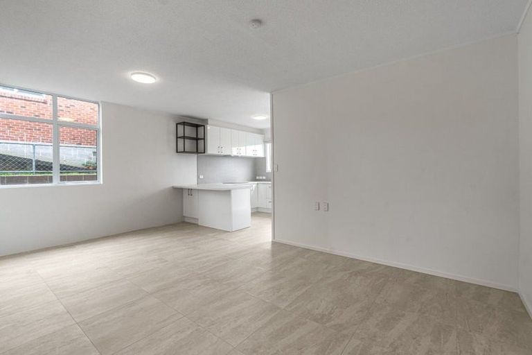 Photo of property in 1/86 Sylvan Avenue, Northcote, Auckland, 0627