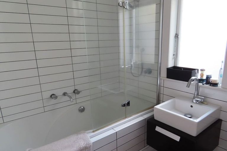 Photo of property in 16 Grosvenor Terrace, Thorndon, Wellington, 6011