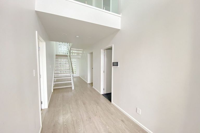 Photo of property in 1/7 Musick Point Road, Bucklands Beach, Auckland, 2012