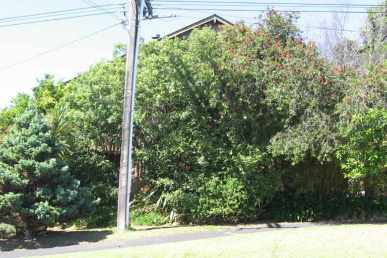 Photo of property in 18 Folkestone Street, Murrays Bay, Auckland, 0630