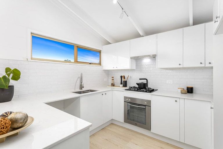 Photo of property in 2/88 Arran Road, Browns Bay, Auckland, 0630