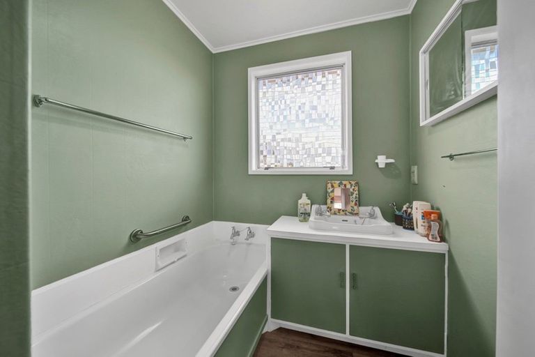 Photo of property in 4 Cowling Road, Hurdon, New Plymouth, 4310