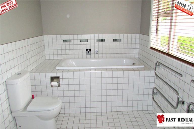 Photo of property in 16 Woodstock Road, Forrest Hill, Auckland, 0620