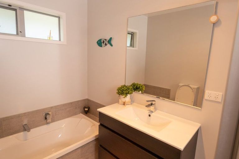 Photo of property in 108 Stratford Drive, Cable Bay, 0420