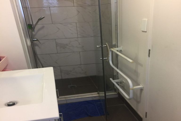 Photo of property in 2/479 Glenfield Road, Glenfield, Auckland, 0629