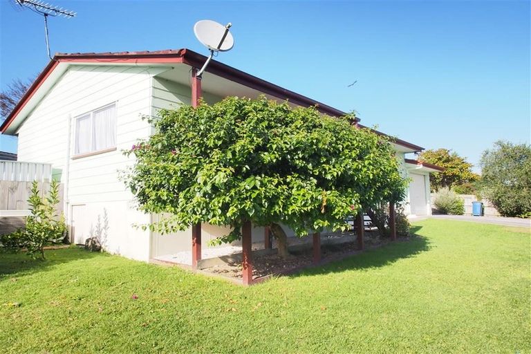 Photo of property in 8 Katrina Place, Massey, Auckland, 0614