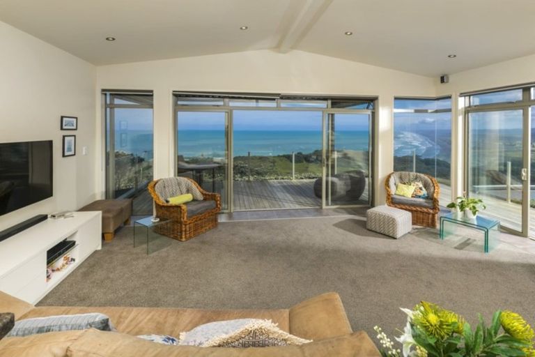Photo of property in 42 Waitea Road, Muriwai, Waimauku, 0881