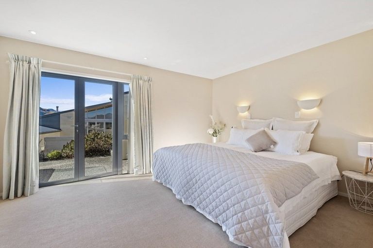 Photo of property in 5 Milward Place, Kelvin Heights, Queenstown, 9300
