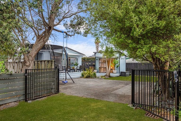 Photo of property in 2/9 London Street, Te Atatu Peninsula, Auckland, 0610