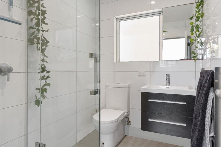 Photo of property in 2/76 Heathcote Road, Castor Bay, Auckland, 0620