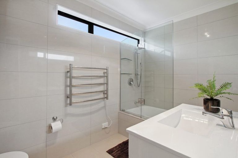 Photo of property in 22 Midhurst Avenue, Henderson, Auckland, 0612