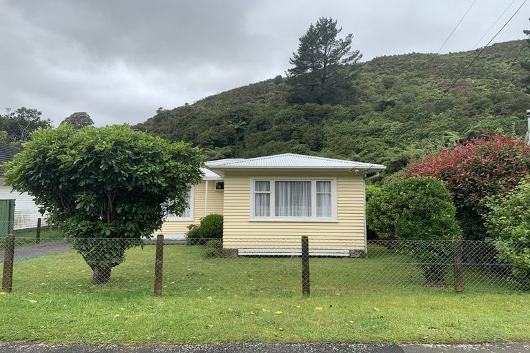 Photo of property in 17 Sunny Grove, Wainuiomata, Lower Hutt, 5014